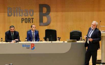 Carlos Alzaga, director de la Autoridad Portuaria de Bilbao, Iñigo Ansola, director general del EVE, y José Ignacio Zudaire, director de Personas, Organización y Departamento Económico-financiero de Petronor