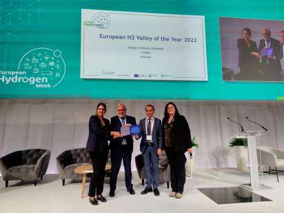 José Ignacio Zudaire and Iñigo Ansola being presented with the award