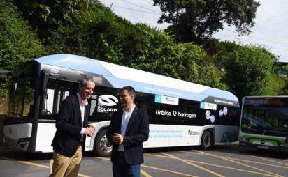 El diputado de Transportes y Movilidad Sostenible, Miguel Ángel Gómez Viar, ha presentado el vehículo junto a la estación de La Escontrilla (Trapagaran).