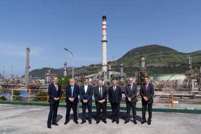 Jordi Hereu en la refinería junto a varios miembros de Petronor