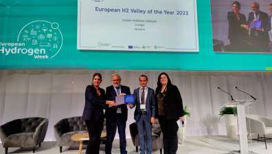 José Ignacio Zudaire and Iñigo Ansola being presented with the award