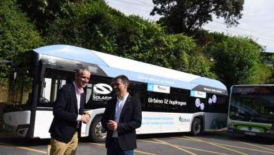 El diputado de Transportes y Movilidad Sostenible, Miguel Ángel Gómez Viar, ha presentado el vehículo junto a la estación de La Escontrilla (Trapagaran).