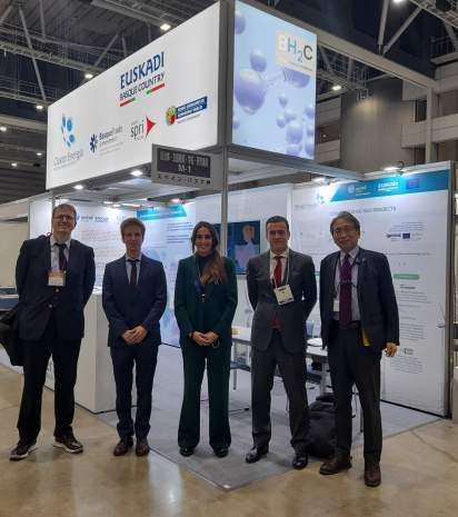 Arturo Fernández, responsable de Desarrollo de Proyectos de Hidrógeno de ALBA (filial de Petronor) junto a representantes del Clúster de Energía, en la feria REIF (Renewable Energy Industrial Fair)