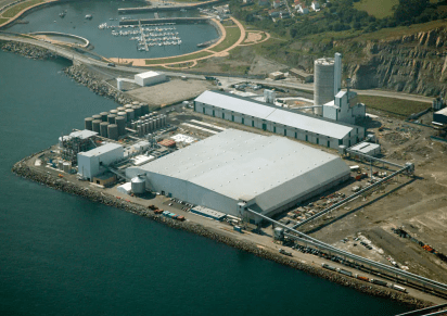 Instalaciones de Bunge Ibérica, adquiridas en un 40% por Repsol, en el Puerto de Bilbao D. C.