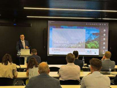 Asier Madariaga presentando