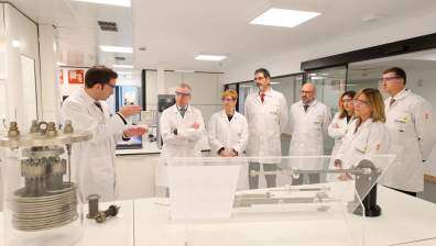 El laboratorio de Hidrógeno ha sido inaugurado por el lehendakari Iñigo Urkullu, la diputada de Gipuzkoa, Eider Mendoza, el alcalde de Donostia, Eneko Goia, el presidente de Tecnalia, Alex Belaustegui, y el director general de Tecnalia, Jesús Valero.