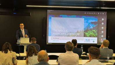 Asier Madariaga presentando